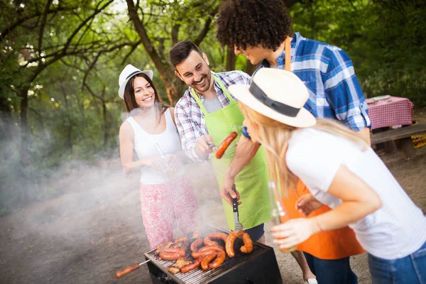 Amici Che Fanno Una Festa Barbecue Natura Divertendosi — Foto Stock