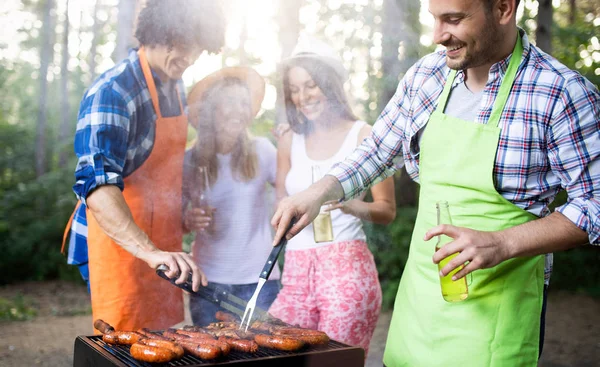 Amigos Fazendo Uma Festa Churrasco Natureza Enquanto Divertem — Fotografia de Stock