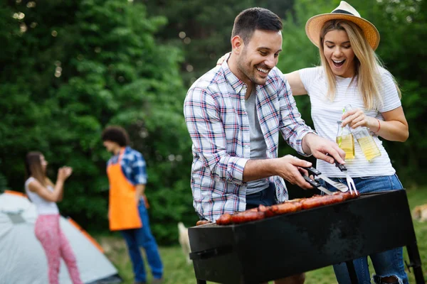 Venner Som Har Grillfest Naturen Mens Har Det Gøy – stockfoto