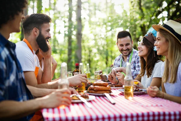 Boldog Meg Eszik Iszik Sört Barbecue Vacsora Kint Csoportja — Stock Fotó