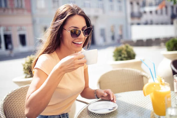 Jonge Mooie Vrouw Drinken Cappuccino Koffie Het Cafe Buiten Genieten — Stockfoto