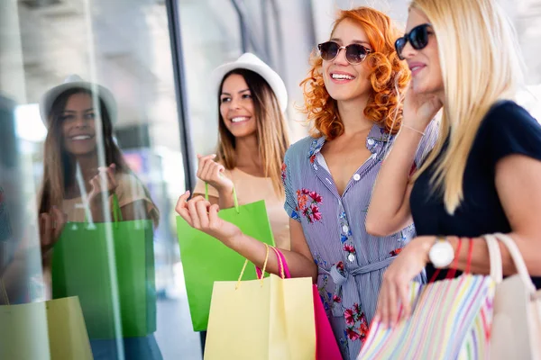 Hermosas Chicas Con Bolsas Compras Caminando Centro Comercial —  Fotos de Stock