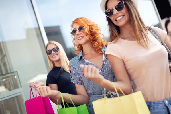 Imagen Chicas Jóvenes Atractivas Divirtiéndose Aire Libre Comprando —  Fotos de Stock