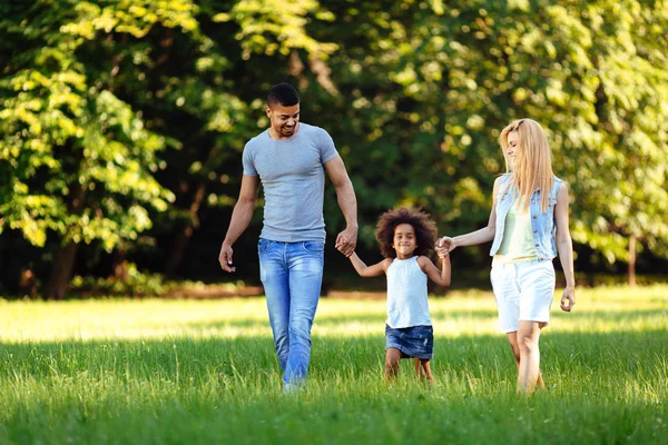 Mutlu aile eğleniyor piknik birlikte