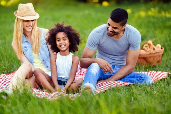 Šťastná Rodina Baví Čas Spolu Piknik — Stock fotografie