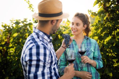 Winemaker mahzeninde çalışma ve şarapları tatma aşık Çift