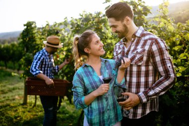 Örnekleme ve şarapları tatma insanlar