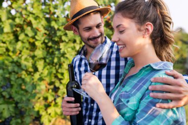 Winemaker mahzeninde çalışma ve şarapları tatma aşık Çift