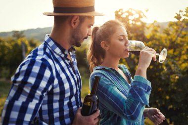 Winemaker mahzeninde çalışma ve şarapları tatma aşık Çift