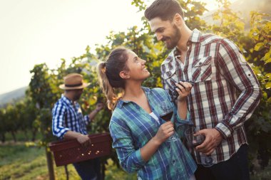 Örnekleme ve şarapları tatma insanlar