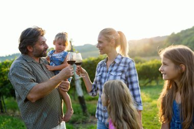 Winemaker ailede mutlu birlikte bağ hasat önce