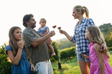 Winemaker ailede mutlu birlikte bağ hasat önce