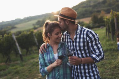Winemaker mahzeninde çalışma ve şarapları tatma aşık Çift