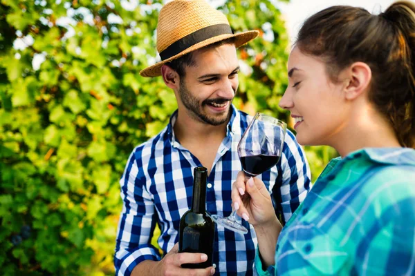 Winemaker mahzeninde çalışma ve şarapları tatma aşık Çift