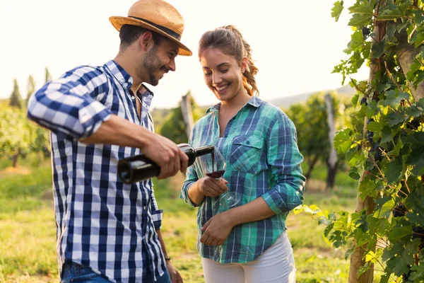 Winemaker mahzeninde çalışma ve şarapları tatma aşık Çift
