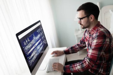 Evden proje üzerinde genç yakışıklı Tasarımcısı