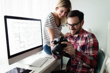 Bilgisayarda çalışan tasarımcıların genç çekici çift