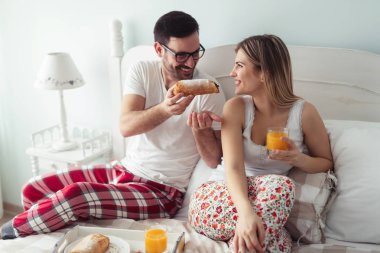 Romantik Genç çift yatak odasında beraber eğleniyor