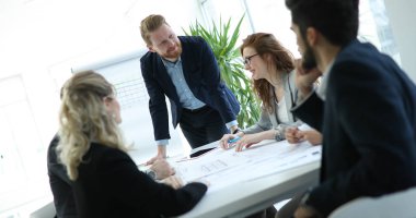 Grup genç Mimarlar proje üzerinde birlikte çalışma