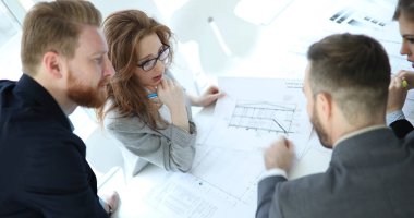 Grup genç Mimarlar proje üzerinde birlikte çalışma