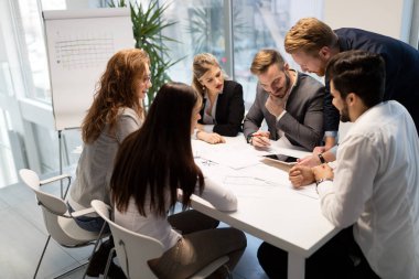 Takım birlikte Office proje üzerinde çalışan mimarlar