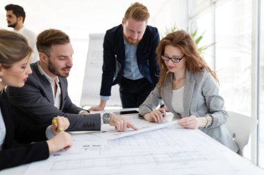 Takım birlikte Office proje üzerinde çalışan mimarlar