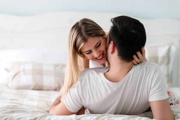 Νεαρό Ζευγάρι Ευτυχισμένο Έχοντας Ρομαντικό Χρόνο Στο Υπνοδωμάτιο — Φωτογραφία Αρχείου