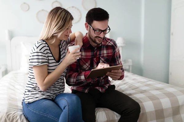 Feliz Joven Pareja Usando Tableta Digital Dormitorio — Foto de Stock