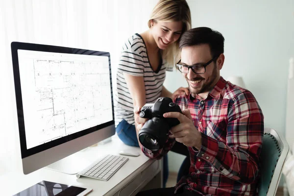 Bilgisayarda çalışan tasarımcıların genç çekici çift