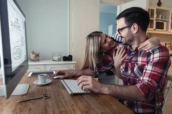 Bilgisayarda çalışan tasarımcıların genç çekici çift