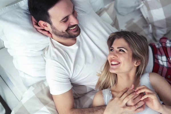 Genç mutlu çift yatak odasında romantik vakit geçiriyor