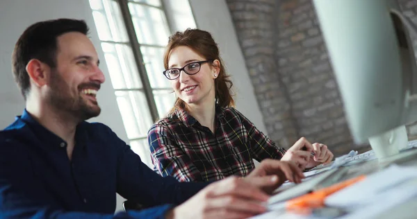 Porträt Junger Designer Die Computer Arbeiten — Stockfoto