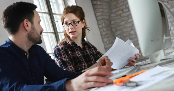 Bilgisayarda çalışan genç attactive tasarımcıları portresi