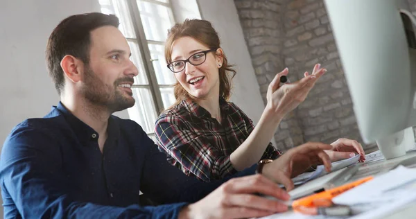 Ritratto Giovani Designer Attivi Che Lavorano Computer — Foto Stock