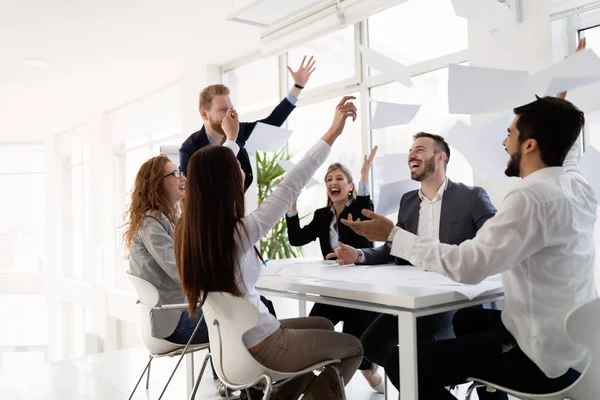 Takım birlikte Office proje üzerinde çalışan mimarlar