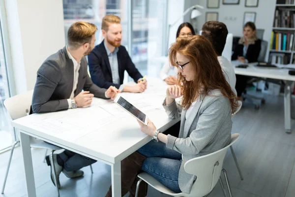 Takım birlikte Office proje üzerinde çalışan mimarlar