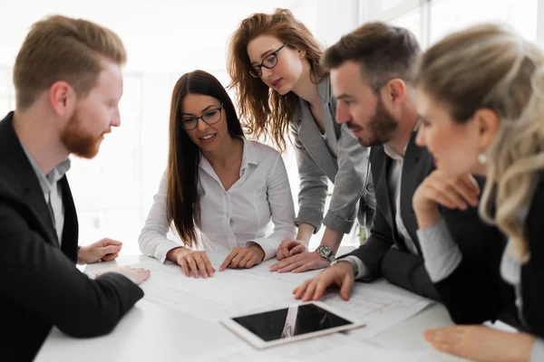 Grup genç Mimarlar proje üzerinde birlikte çalışma