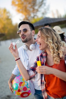 Güzel çift sarılma ve gün batımında sahilde dating