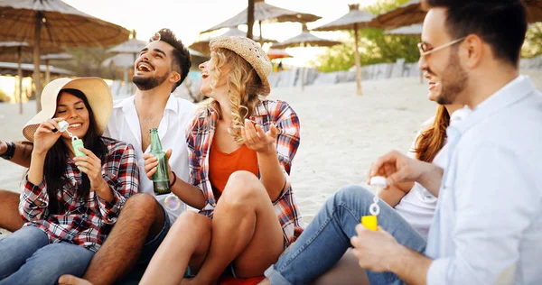 Fête Plage Avec Des Amis Jeunes Gens Joyeux Passer Bon — Photo