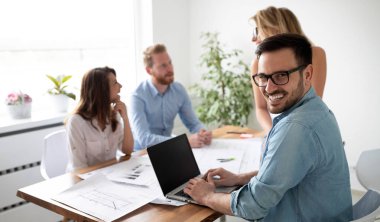 Yaratıcı ofiste çalışan ve iletişim kuran bir grup genç iş adamı.