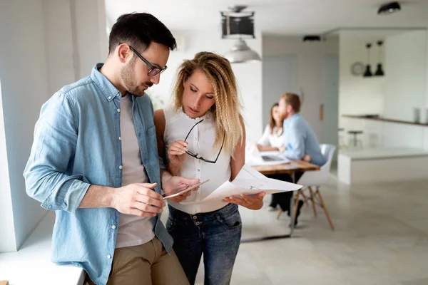 Jonge groep mensen architecten bespreken businessplannen — Stockfoto