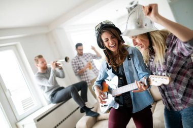 Birlikte eğlenen ve müzik grubunda çalan mutlu gençlerden oluşan bir grup