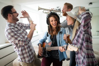 Eğleniyor ve içinde ev ve oyun müzik parti arkadaş grubu