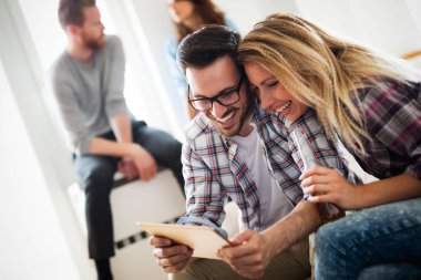 Evde internet üzerinde websurfing genç mutlu çift