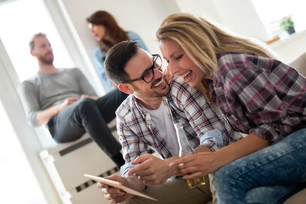 Jovens Amigos Felizes Brincando Olhando Para Tablet Digital — Fotografia de Stock