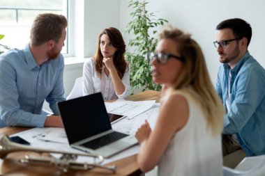 Birlikte çalışan ve beyin fırtınası olan bir grup iş adamı