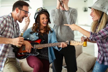 Birlikte eğlenen ve müzik grubunda çalan mutlu gençlerden oluşan bir grup