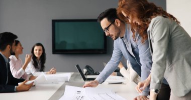 İş toplantı ve iş arkadaşları için modern konferans odasında sunum