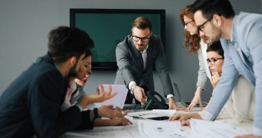 Ofisteki projede işbirliği yapan bir grup iş adamı