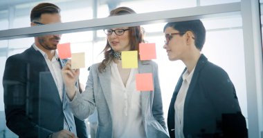 Modern ofisinde çalışan kurumsal teamworking arkadaşları